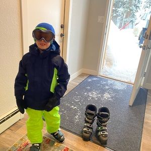 Boys 5- 6 set of jacket/pants. My son wore it for 2 days of skiing.